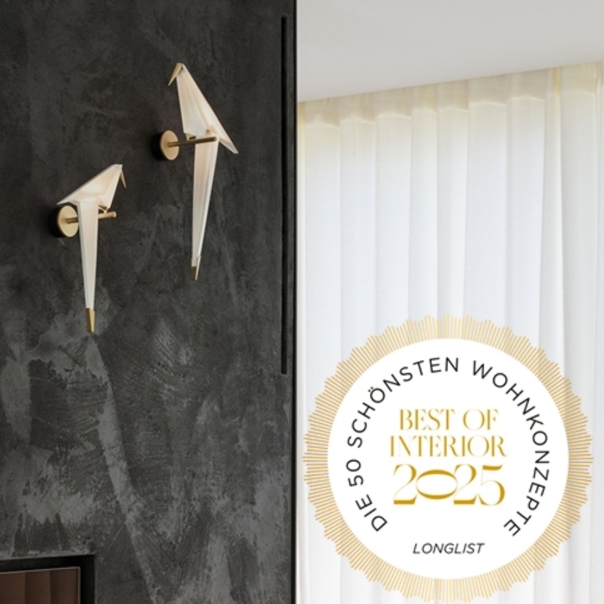 Moooi Wandleuchten auf einer schwarz gespachtelten Wand