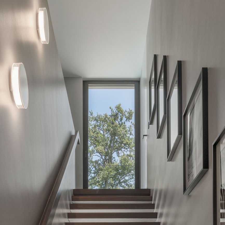 Treppenaufgang mit Wandleuchten von Serien Raumleuchten